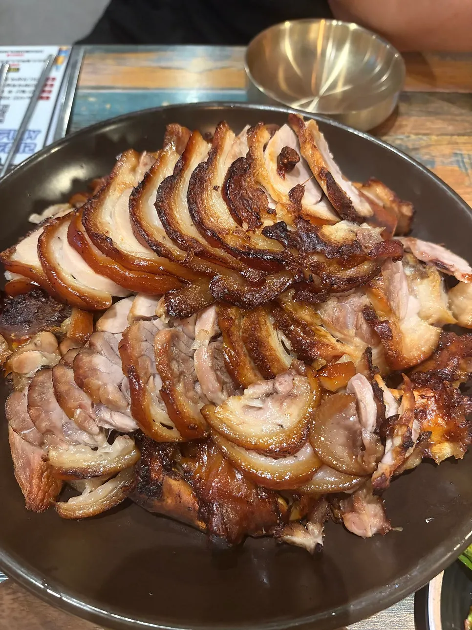 야외 테이블에 차려진 화덕족발 한 상