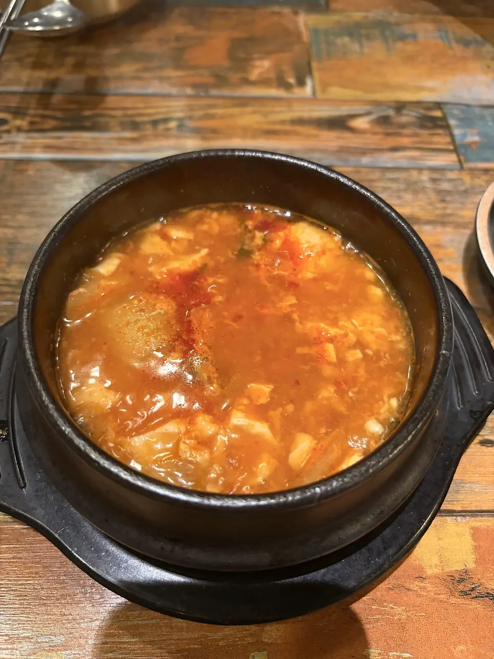 족발과 피자, 순두부찌개가 함께 놓인 테이블