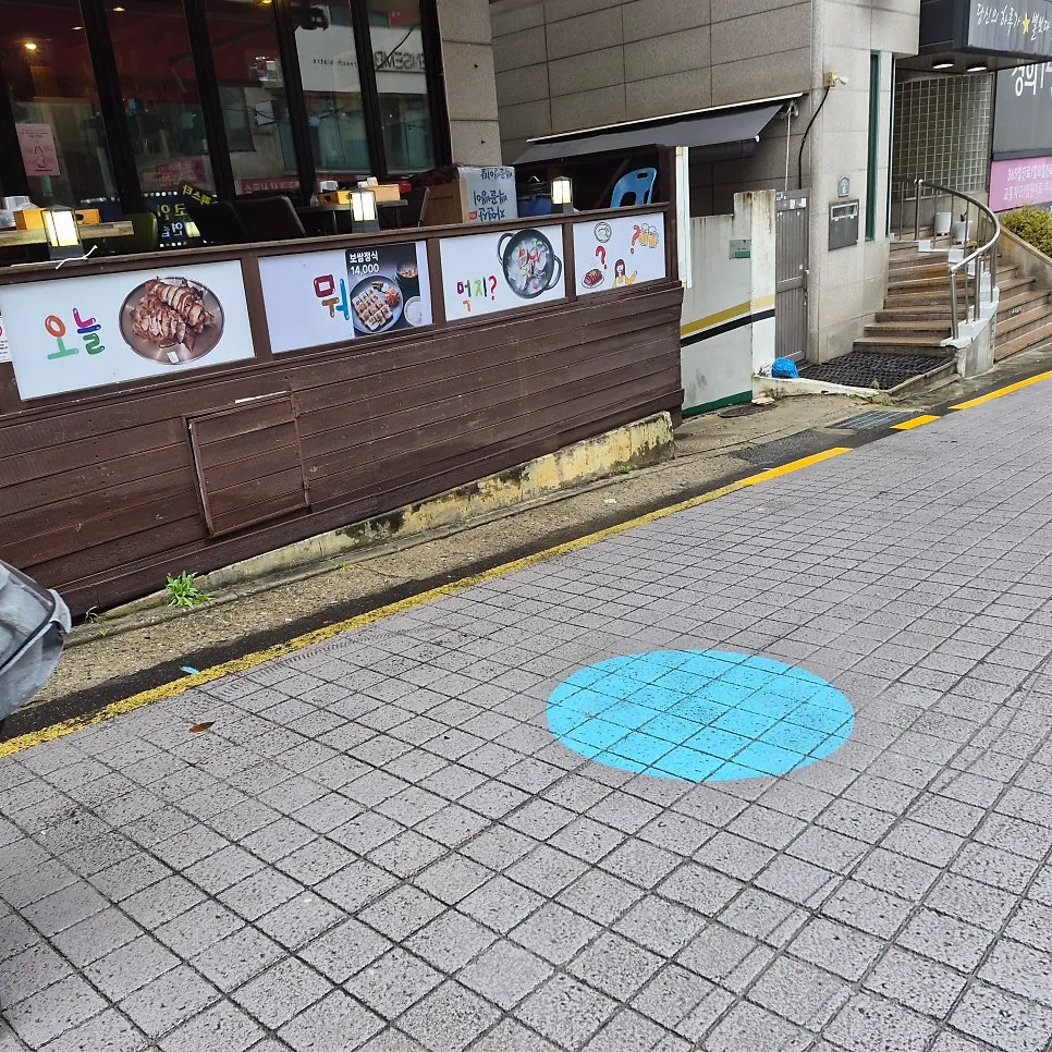 Parking space in front of the restaurant