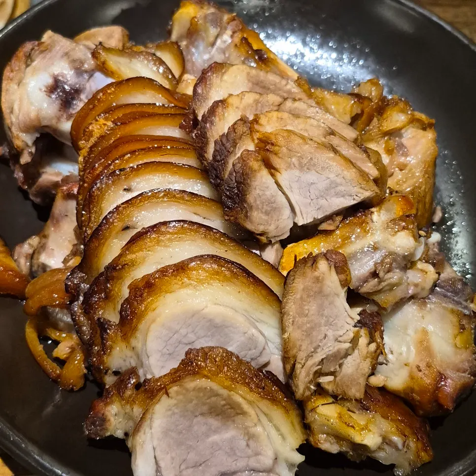 Golden-brown roasted surface of the hwaduk jokbal