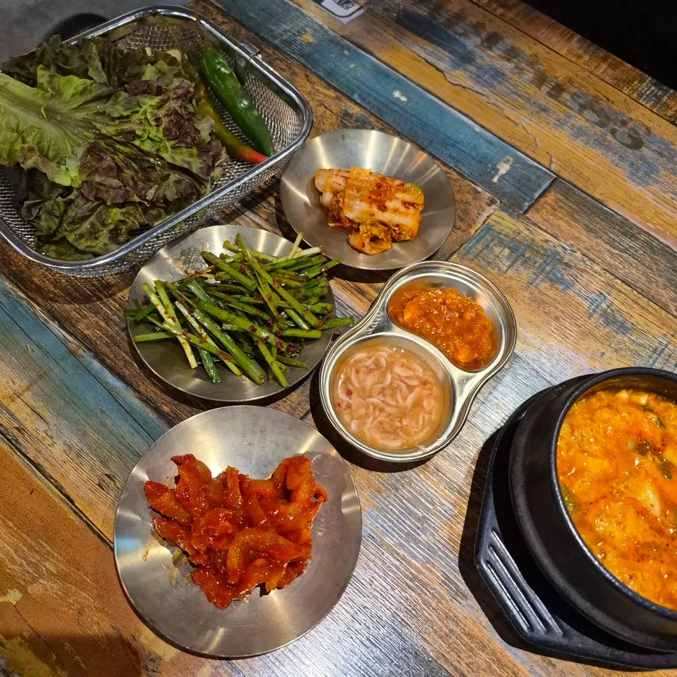 Basic side dishes served with the jokbal