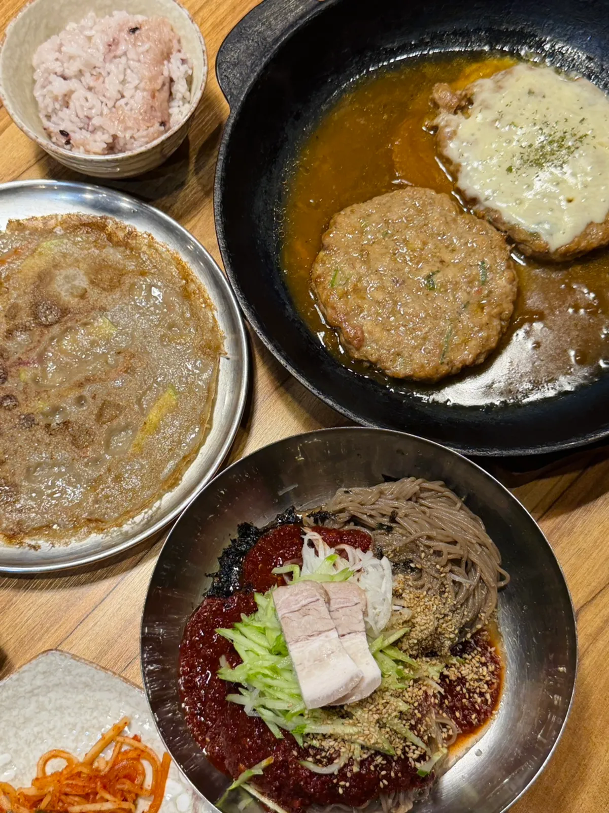 Tteokgalbi table setting at Myeongimong, Pocheon