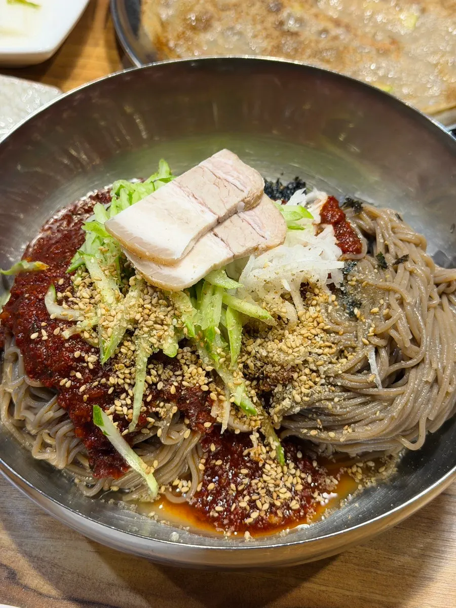 Lifting up a piece of tteokgalbi