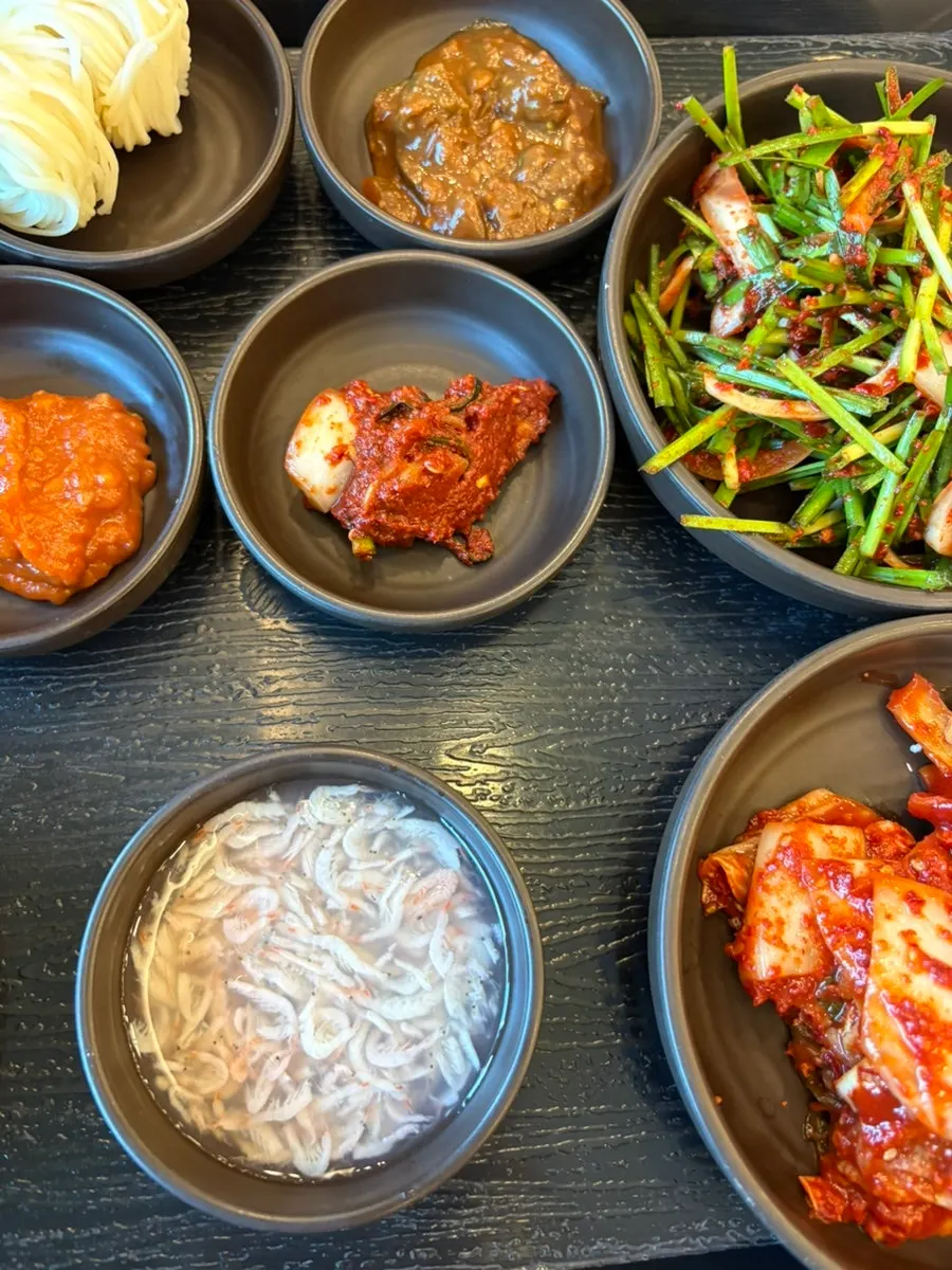 Freshly made kimchi, chive salad, and kkakdugi side dishes