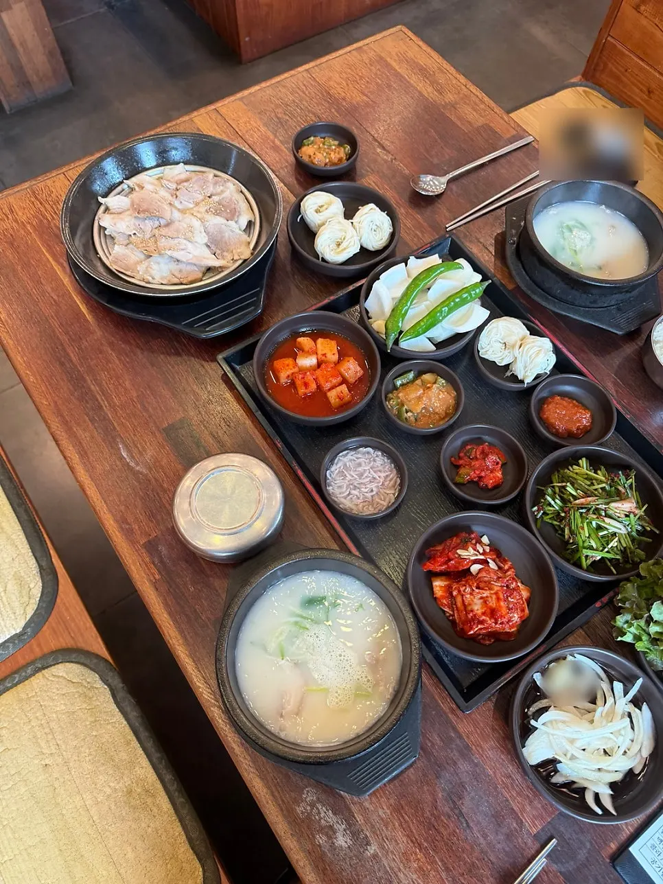 수육백반 한 상 차림