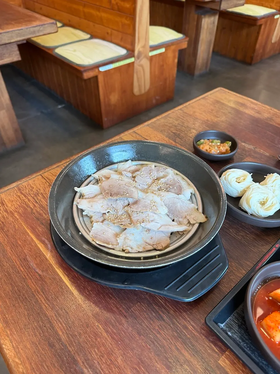 두툼하게 썬 수육 접시