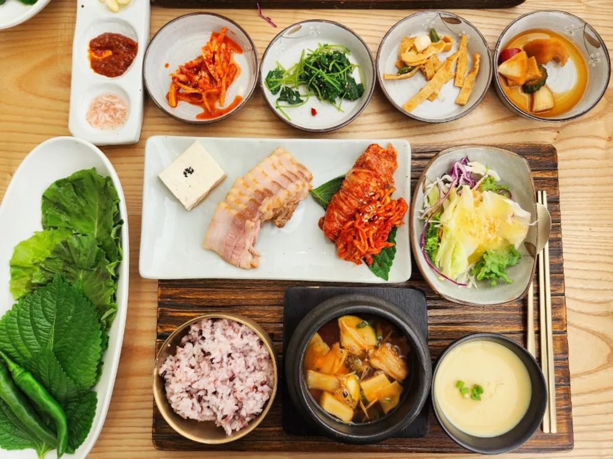 Full single-portion bossam set meal spread