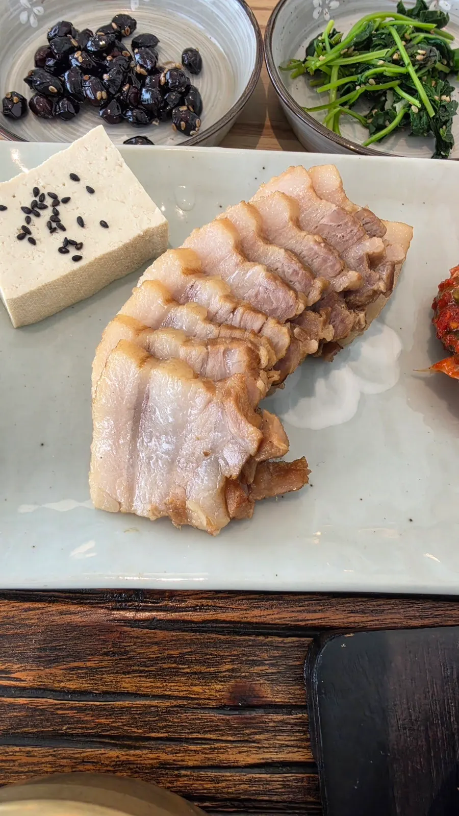 实惠一桌白菜包肉定食小菜构成