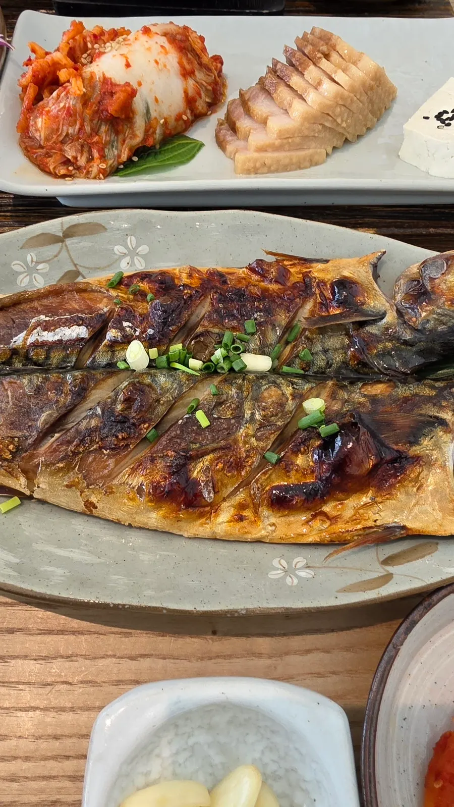 白菜包肉搭配泡菜的画面