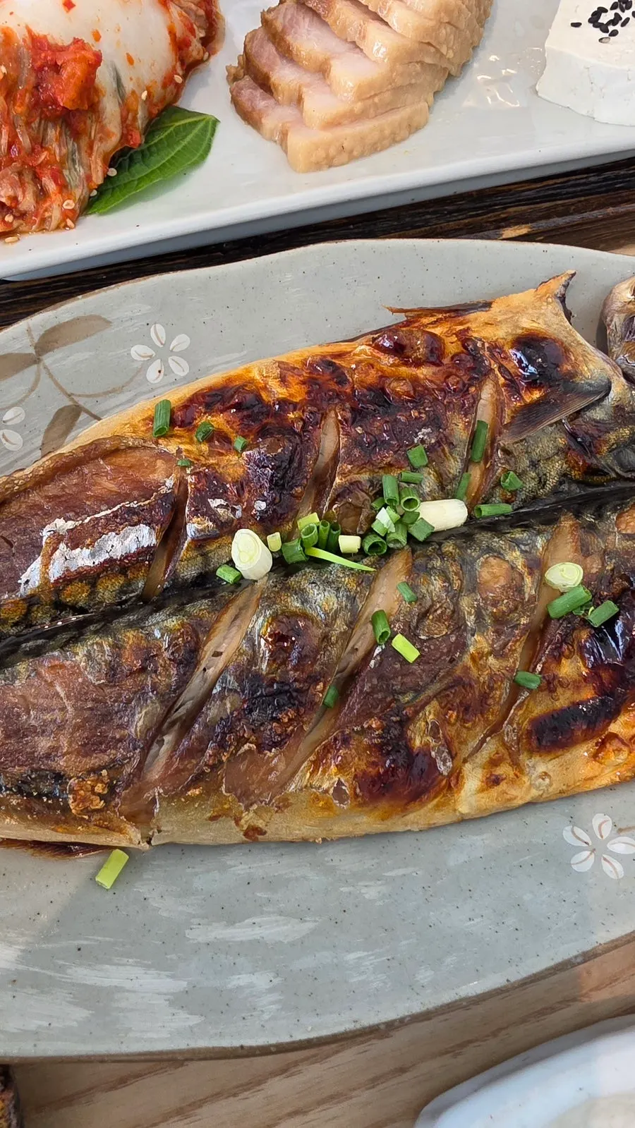 夹起一片白菜包肉的画面