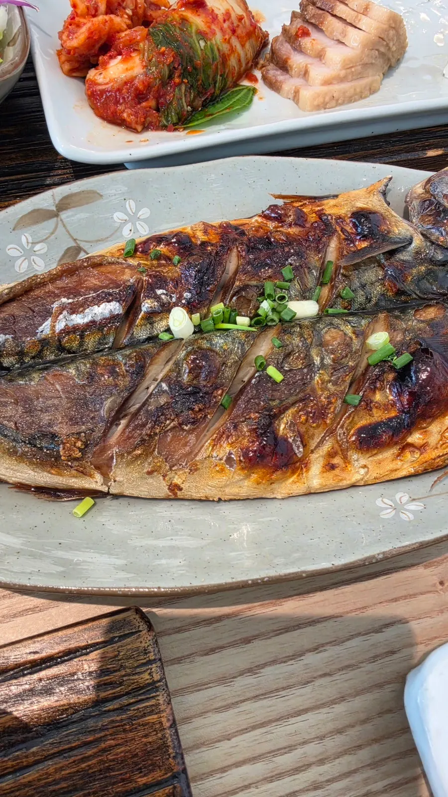 烤得焦黄的鲭鱼