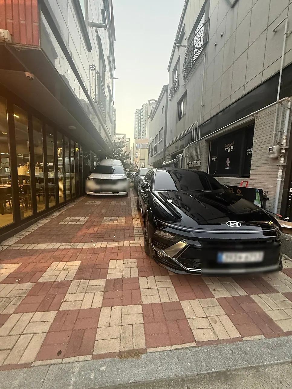 Yong Hanu Myeongji Branch exterior and dedicated parking lot