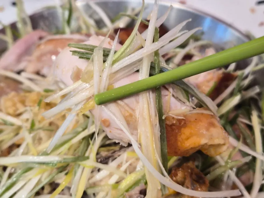 Deboned whole roasted chicken meat with scallions