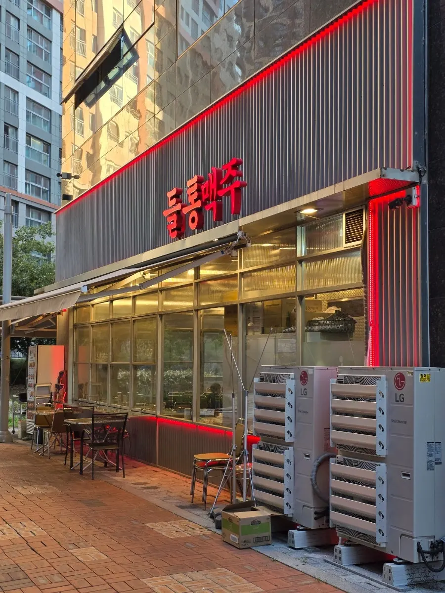건물 뒷쪽 코너의 들통맥주 명지국제점 외관