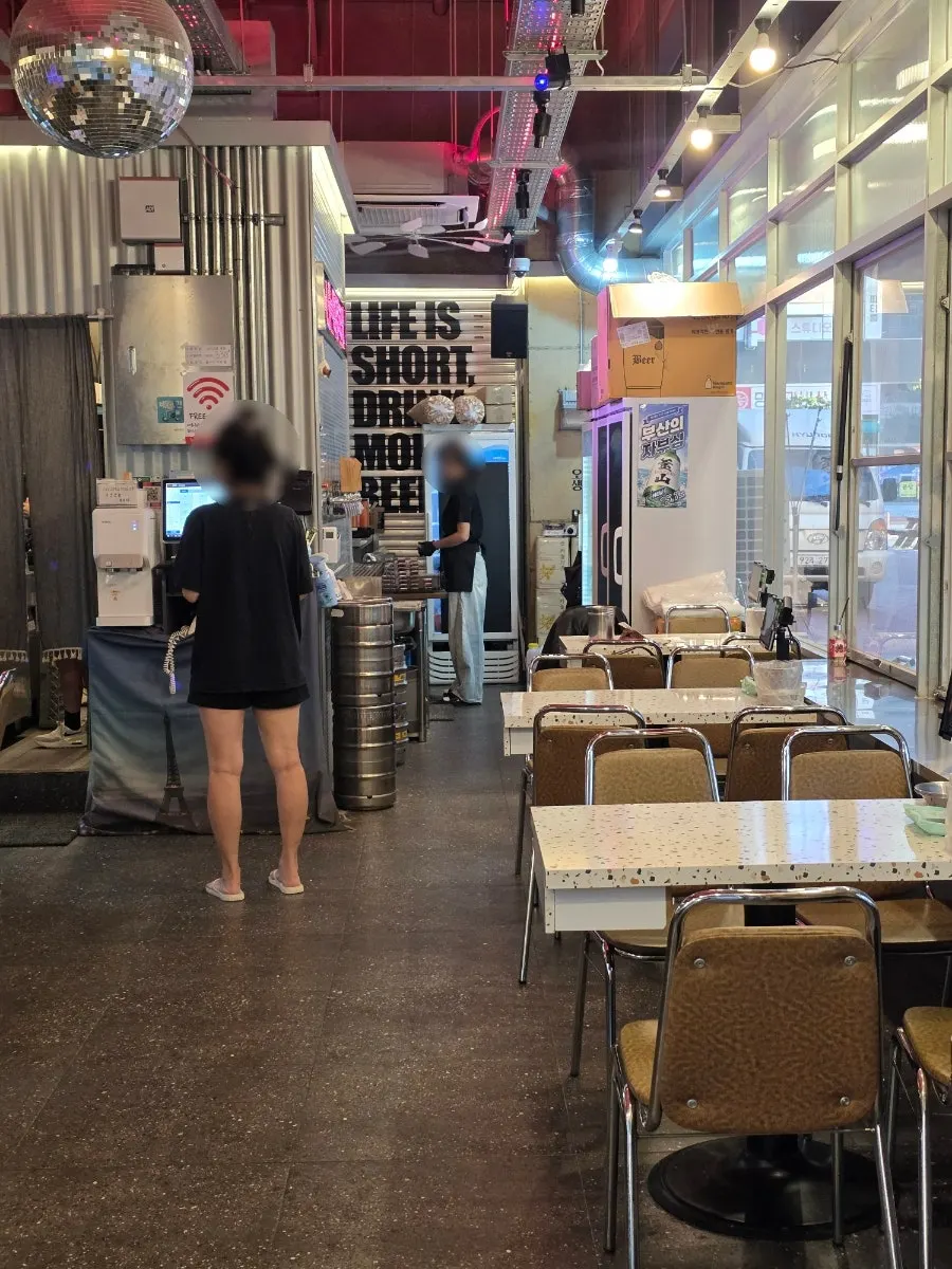 테이블이 넉넉한 들통맥주 내부 홀