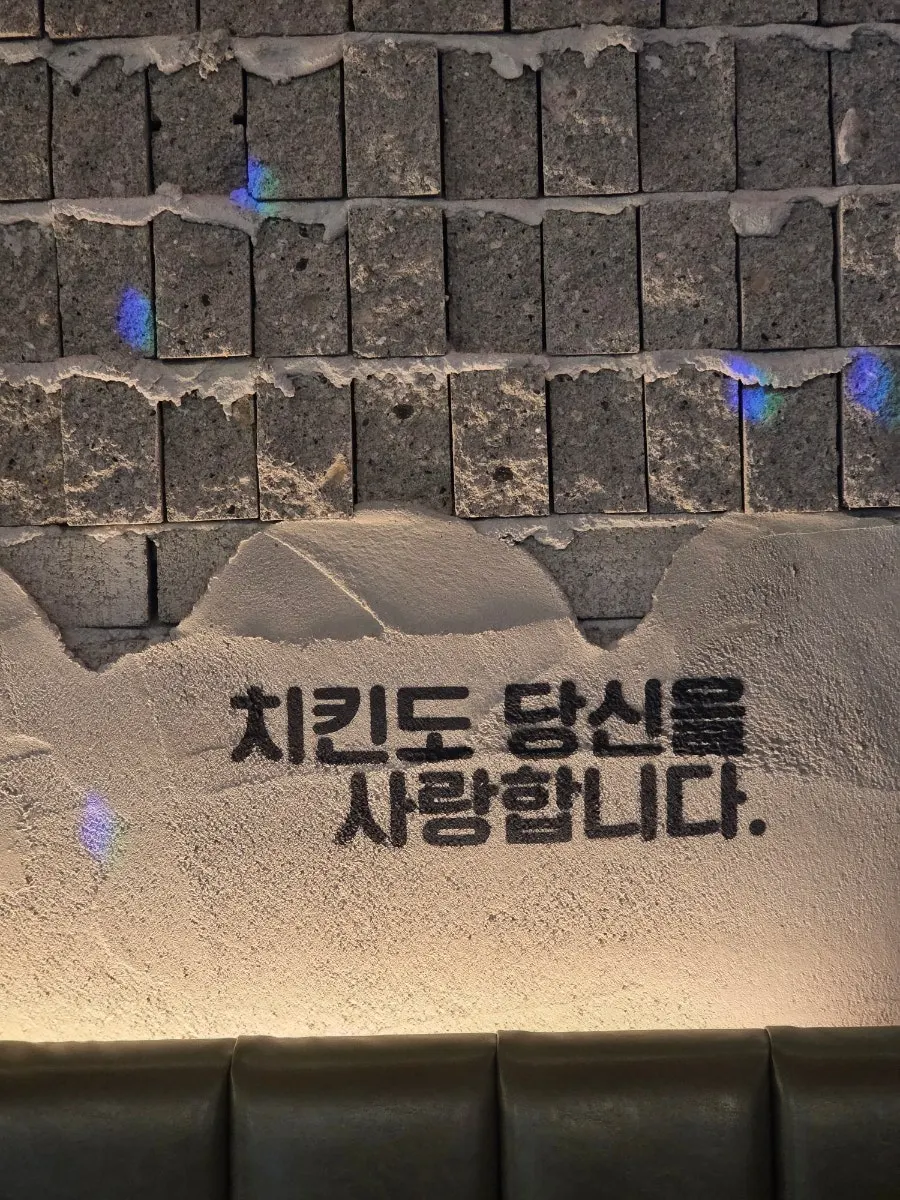 창밖을 바라보는 창가 테이블