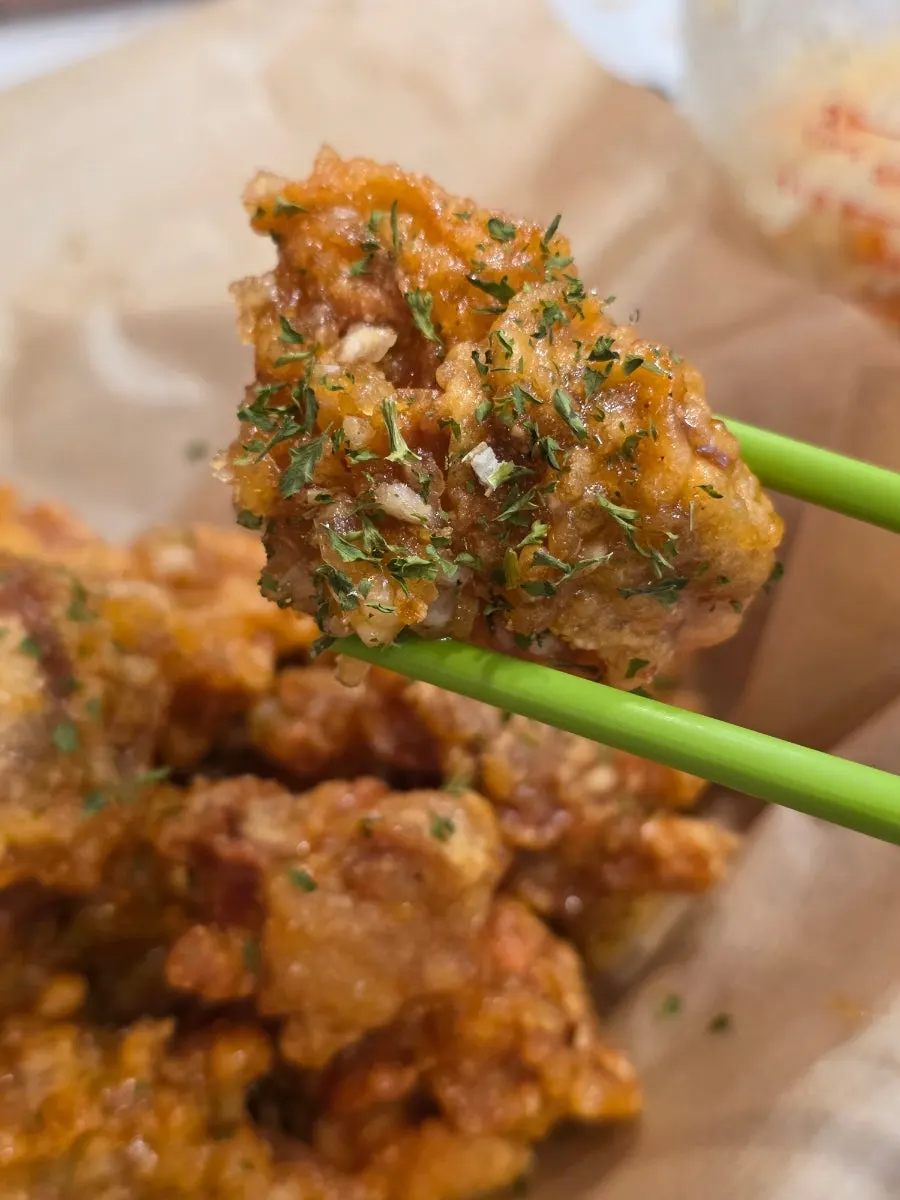파슬리가 뿌려진 마늘간장치킨 클로즈업