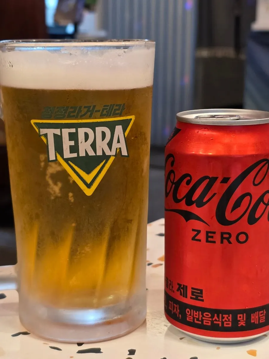 칠링된 잔에 담긴 테라 생맥주
