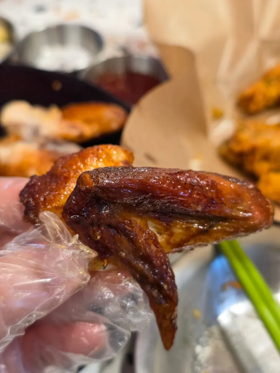 양념소스와 소금에 찍은 통구이 한 점