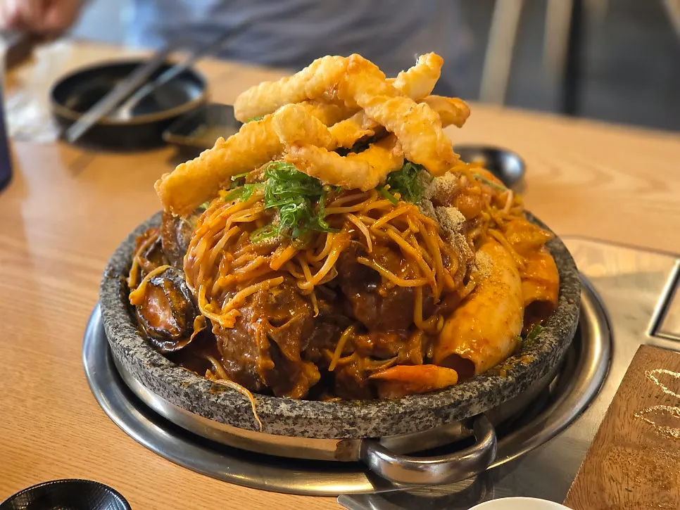 돌판에 나온 해물뼈찜