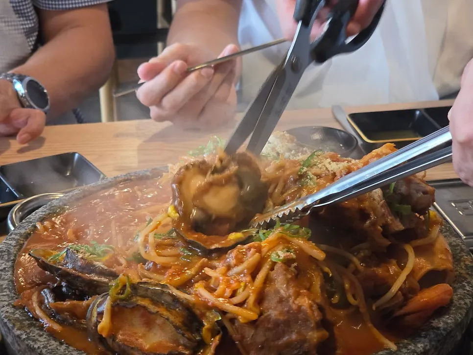 해산물과 돼지목뼈 한입