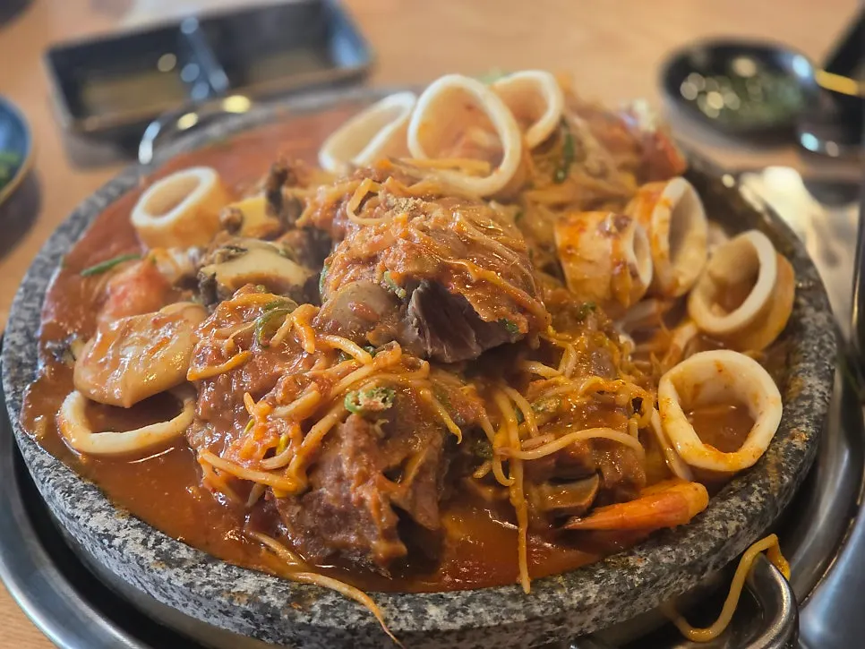 손질한 전복과 통오징어