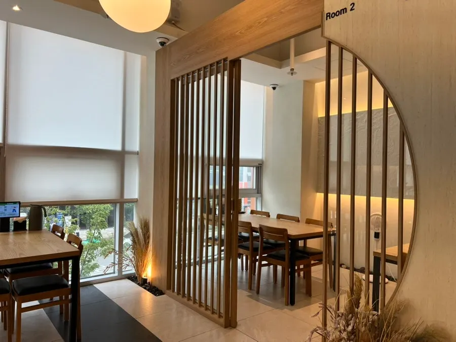 Table seating in the main hall at Myeongji Cheotjip Jangyu Yulha Branch