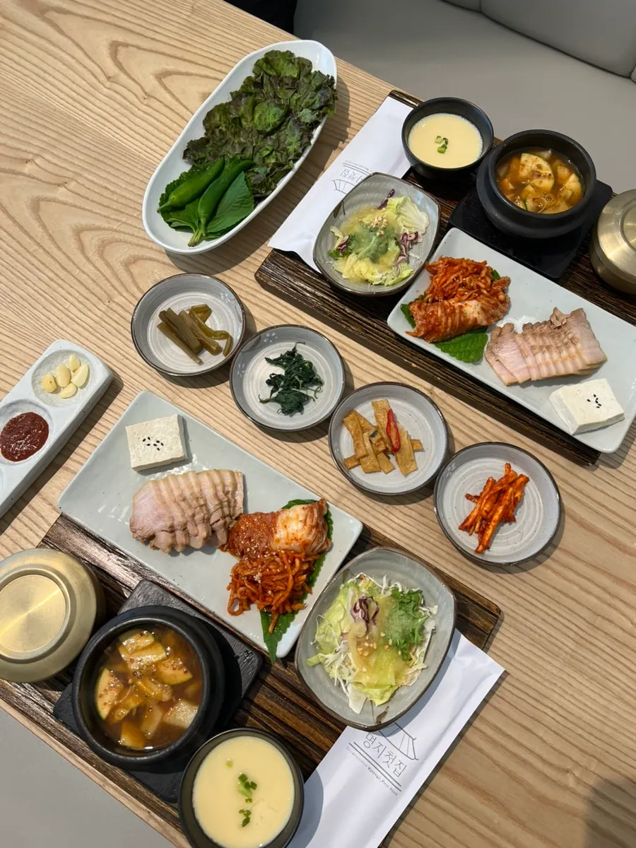 Full spread of the Jeonggal-han-sang set for two