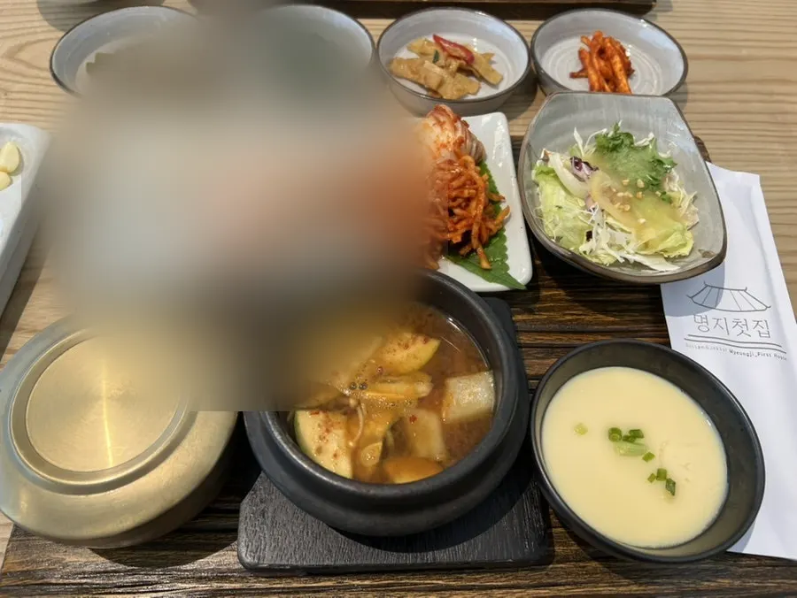 Jeonggal-han-sang set with rice, doenjang stew, steamed egg and salad