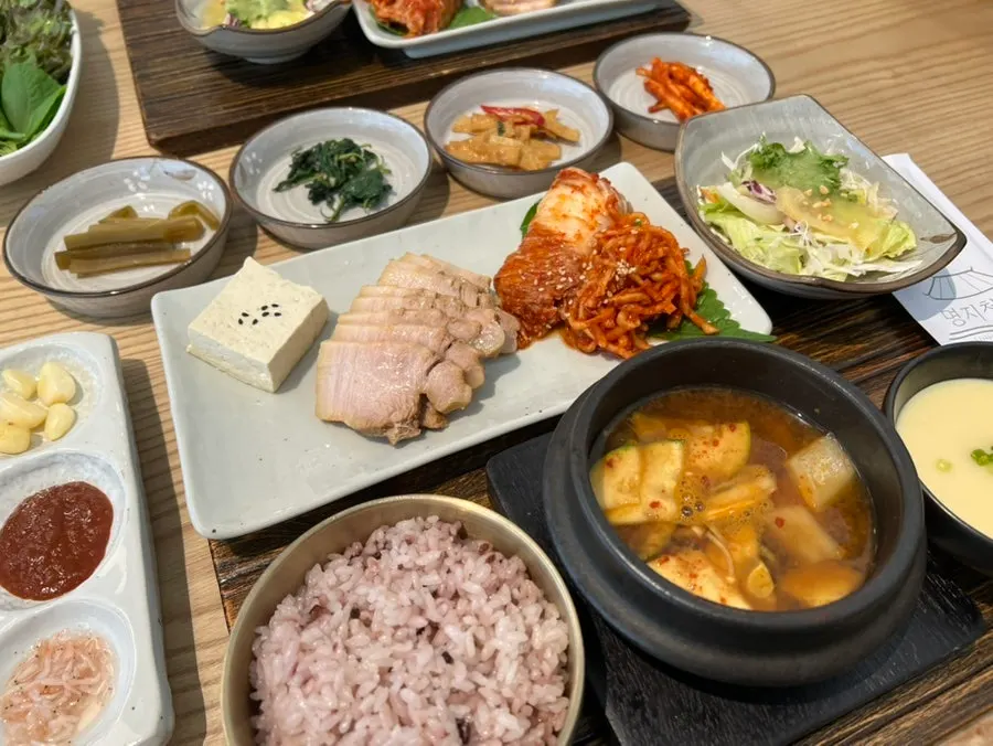 Table setting with four additional basic side dishes