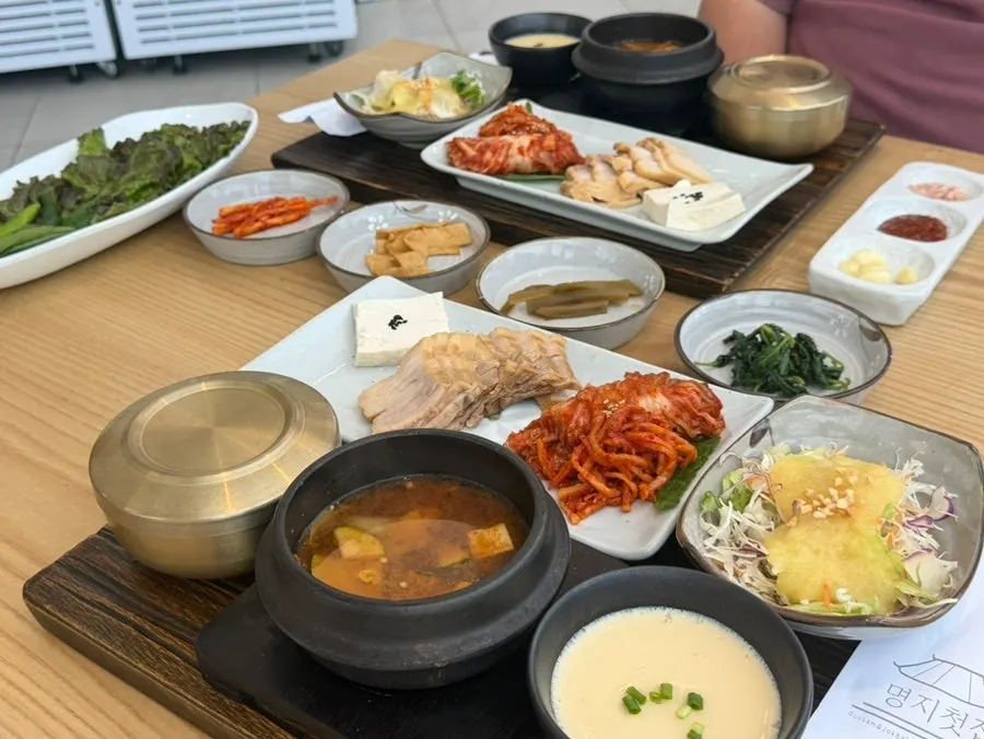 쌈채소와 젓갈, 밑반찬 세팅
