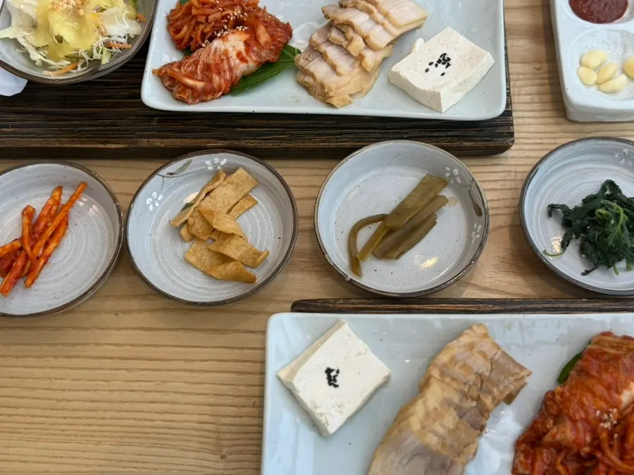 정갈하게 담긴 밑반찬들