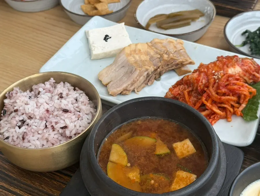 푸짐하게 차려진 보쌈정식 한상