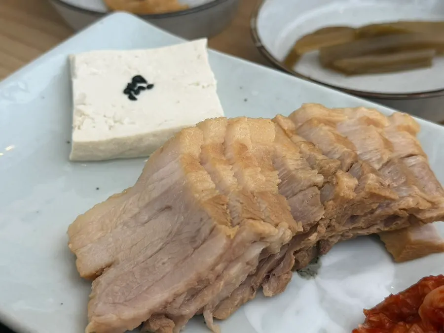 두툼하게 썰린 김 나는 수육