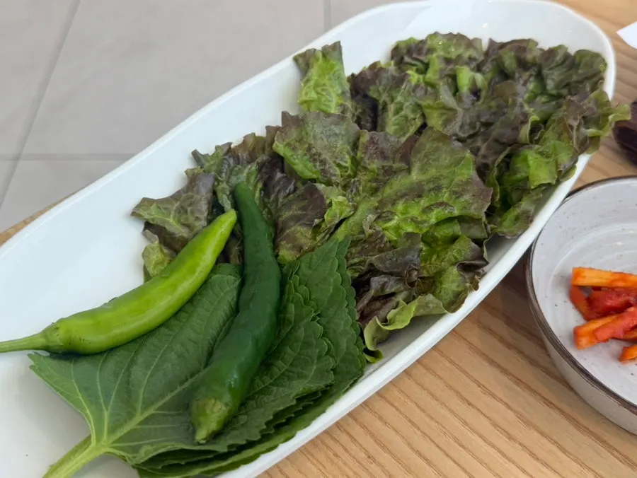 상추와 깻잎 등 쌈채소 접시