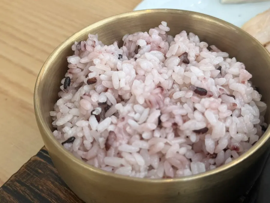 보쌈김치와 밥이 놓인 상