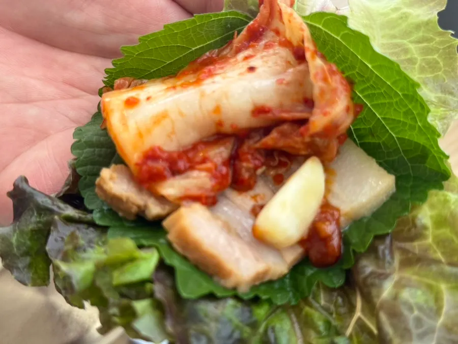 쌈에 올린 수육 한 점