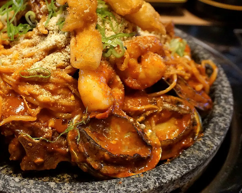 해산물이 높게 쌓인 돌판해물뼈찜