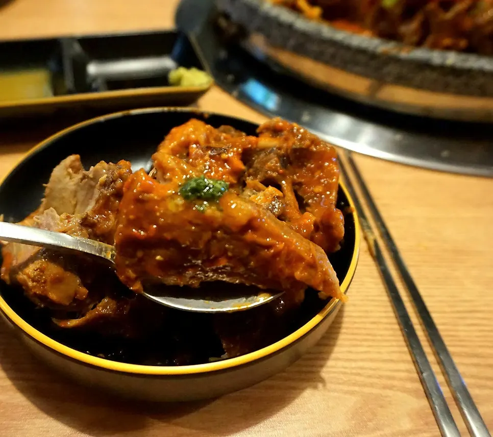 돌판해물뼈찜과 방아 지미추리