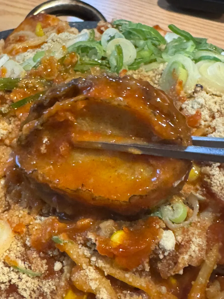 Hot-plate dish with seafood and pork backbones