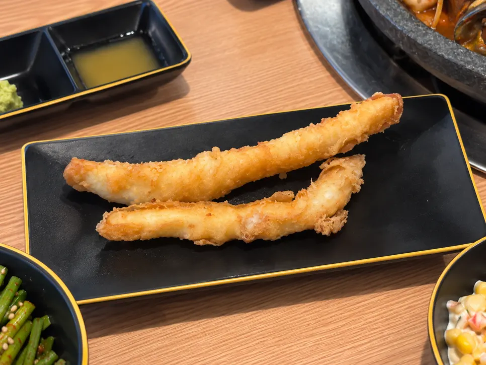 테이블에 놓인 해물래 맛있게 먹는 방법 안내판