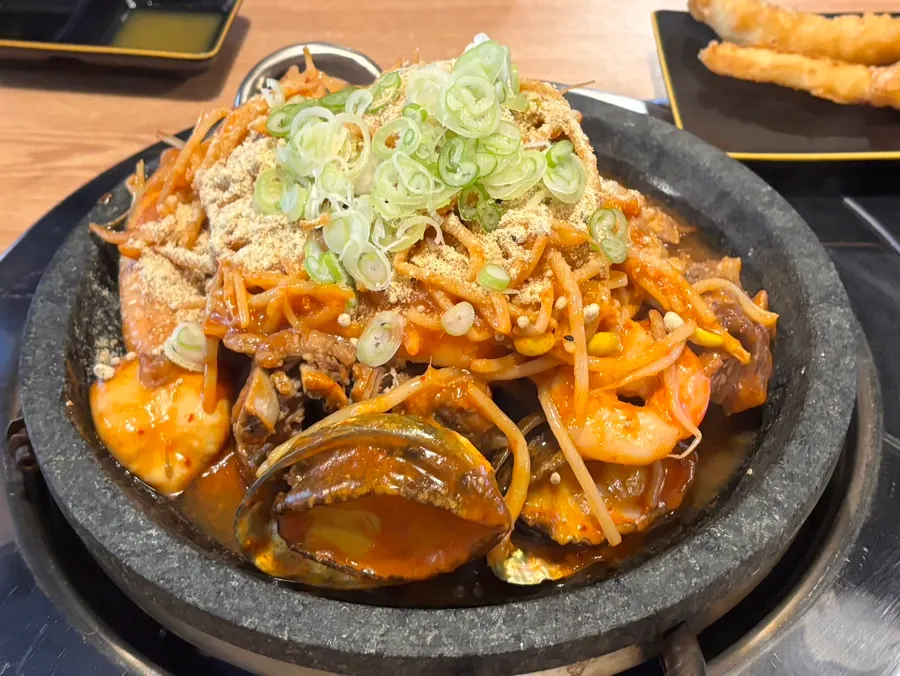 상에 오른 돌판 해물뼈찜 전체 모습