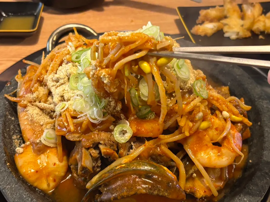 콩나물과 통오징어가 올라간 돌판 해물뼈찜