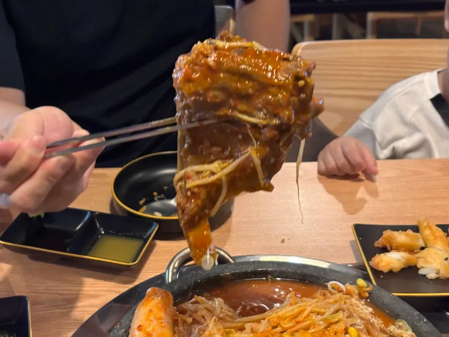 매콤한 양념에 버무려진 해물과 콩나물