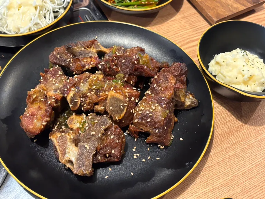 크리스피 목뼈 조림 한 접시