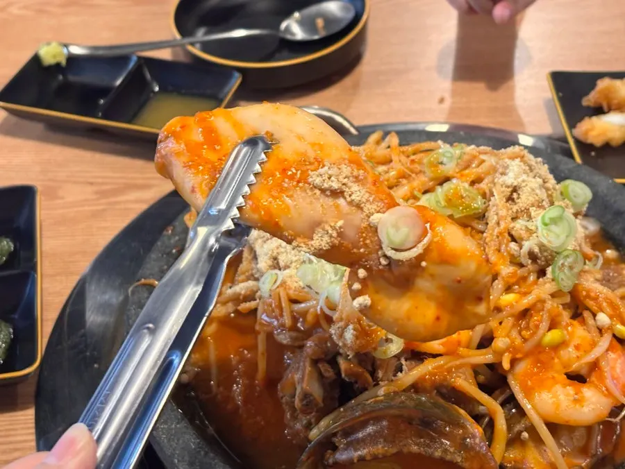 아이 접시에 담긴 목뼈 조림과 매쉬드포테이토