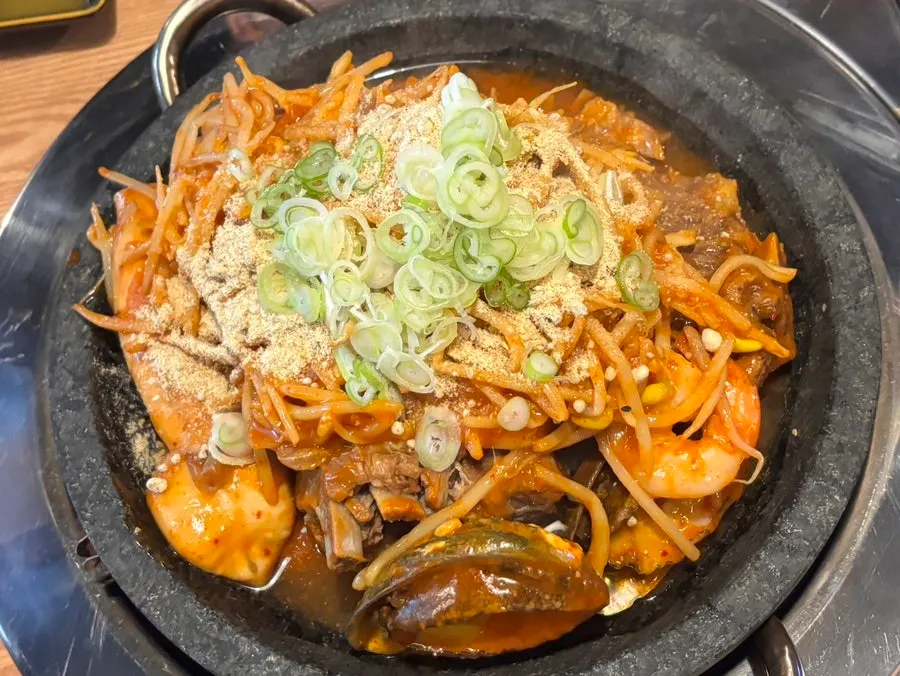 해물과 목뼈를 덜어 먹는 접시