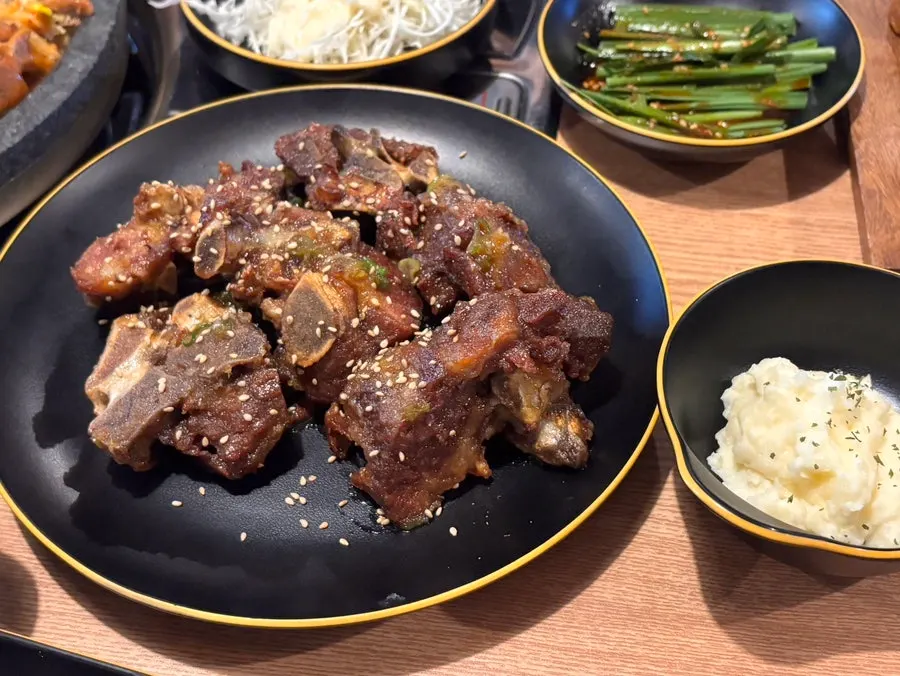 다 먹어가는 돌판 해물뼈찜과 볶음밥