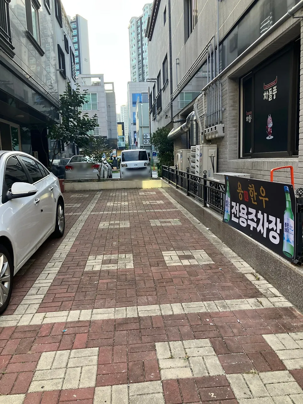 용한우 명지점 매장 앞 주차 공간
