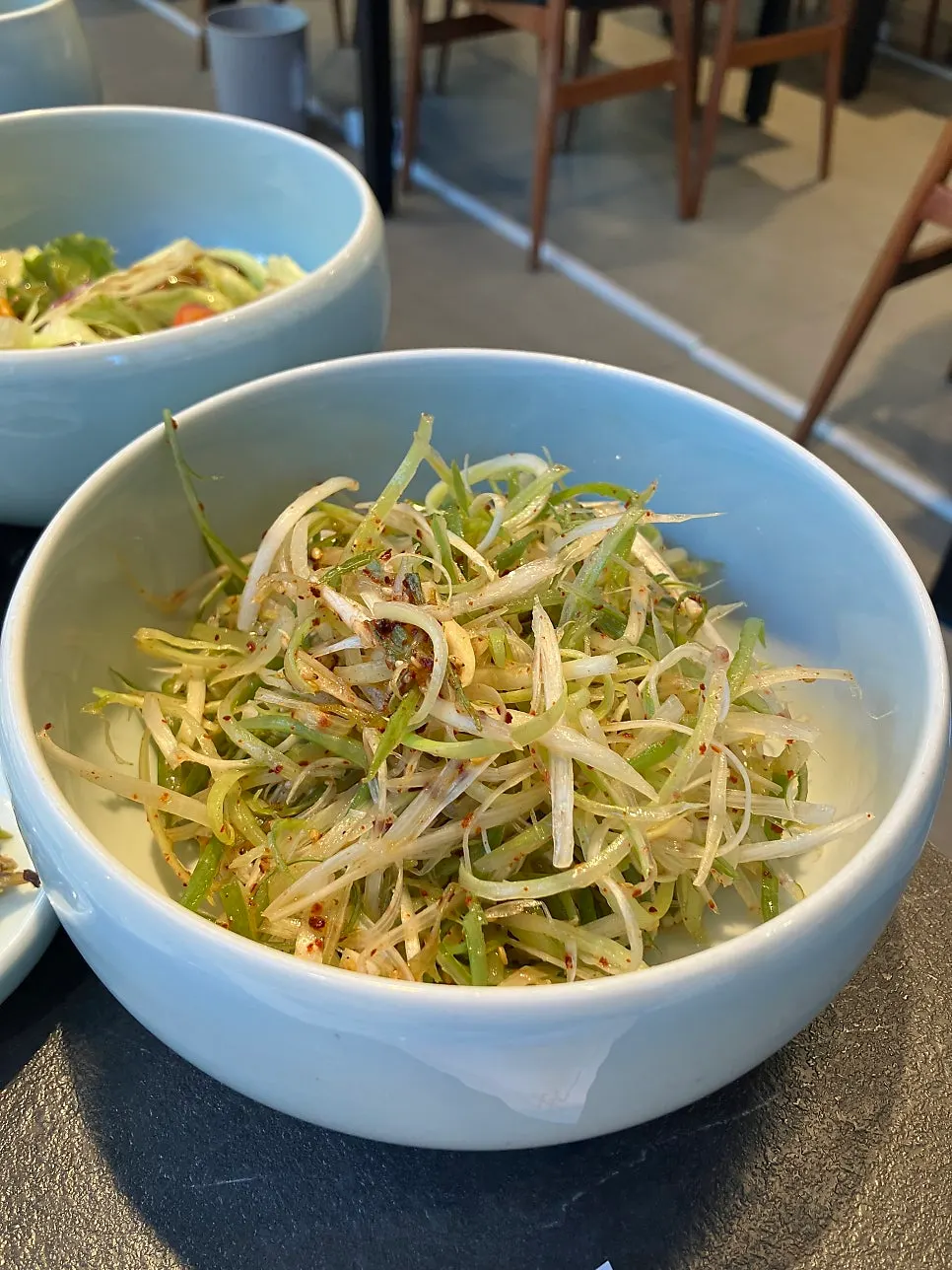 직접 담근 장아찌와 반찬 상차림